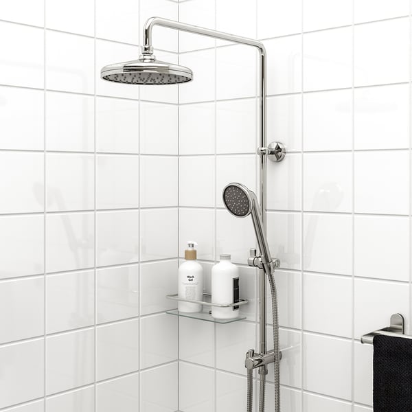 Kit de douche VOXNAN en chrome : pulvérisateur à main/tête, mur carrelé, étagère en verre, serviette noire.