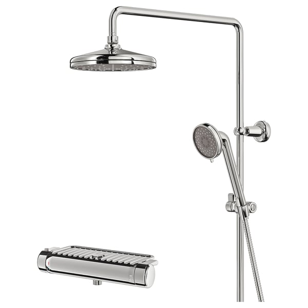 Le système de douche VOXNAN en chrome, avec pommeau de douche à effet pluie, pulvérisateur à main et mitigeur mural avec étagère.