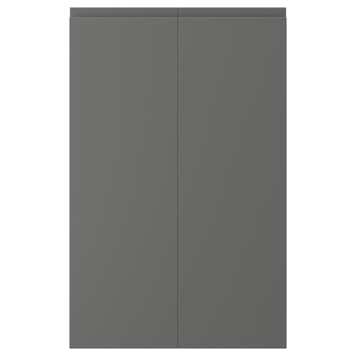 Une paire de portes d’armoire VOXTORP gris foncé avec une finition lisse et des poignées intégrées, donnant un look élégant et moderne.