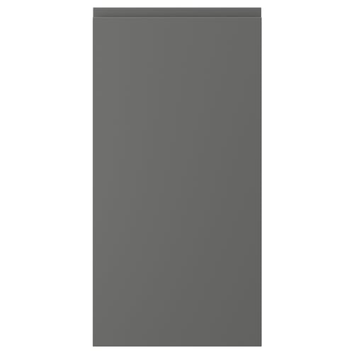 Une porte d’armoire rectangulaire grise au design lisse et minimaliste. Il intègre des poignées et fait partie de la série VOXTORP.