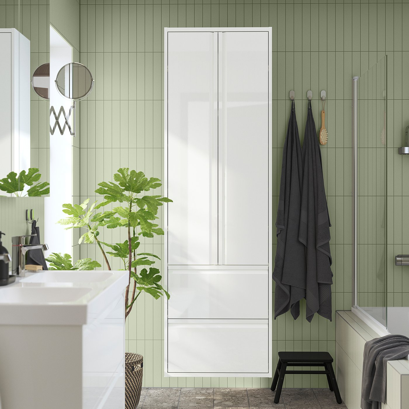 Moderne badkamer met ÄNGSJÖN witte kast, strak design, groene tegels en veel opbergruimte.