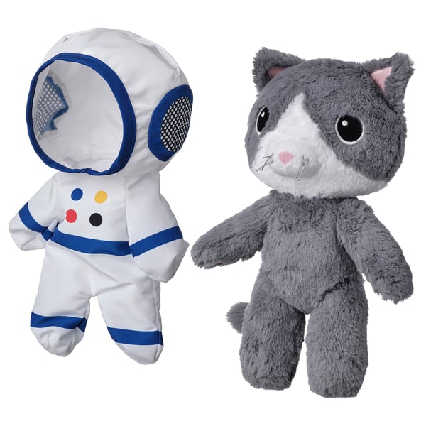 Twee pluche speeltjes: grijze kat & witte astronaut, zachte, geborduurde ogen, staande houding.