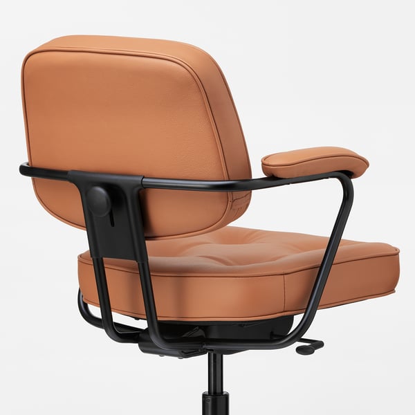 Bruin lederen bureaustoel met zwarte metalen armleuningen en onderstel, hoogwaardige materialen, ergonomisch design.