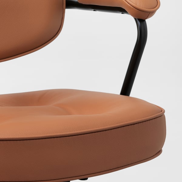 Bruin lederen bureaustoel detail, met hoogwaardige stiksels en gladde afwerking.
