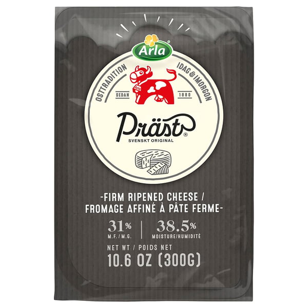 Afbeelding toont de verpakking van ARLA PRÄST-kaas. Zwarte verpakking met wit logo. Kaas weegt 10. 6 ons.