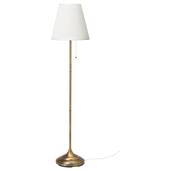 Een ÅRSTID vloerlamp met een witte kap en messing voet. Het klassieke ontwerp en de verstelbare hoogte maken hem veelzijdig voor verschillende omgevingen.
