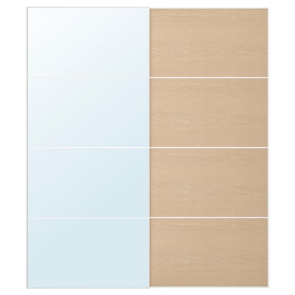 De AULI schuifdeurset een gespiegeld en een houtkleurig paneel, omlijst met aluminium.