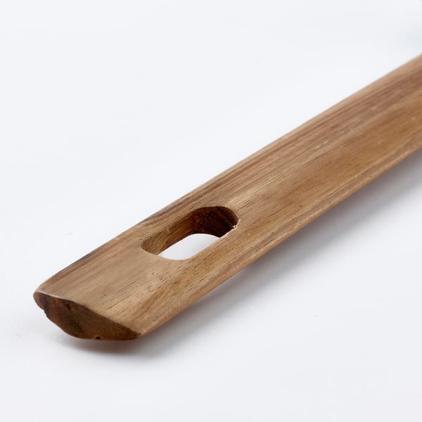 Houten spatel met acacia handvat en siliconen punt, ontworpen voor gebruik in de keuken.