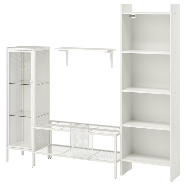 Een witte BAGGEBO opbergset met een boekenkast, vitrinekast, tv-meubel en wandplank, een combinatie van gaas, glas en hout.