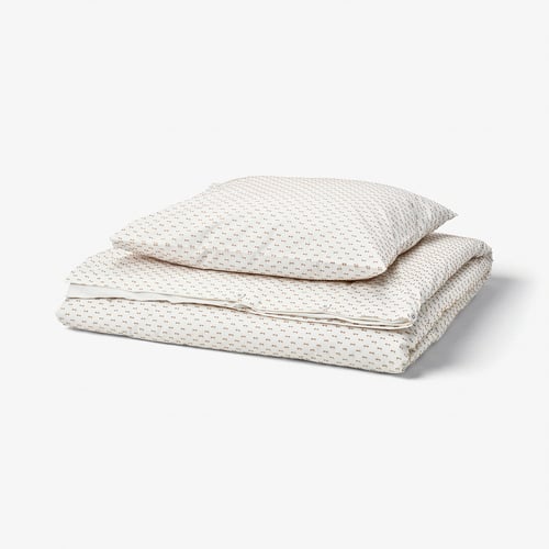 BANDKNIPPE dekbed in beige en wit met katoenen stof, met een patroon bovenkant en effen onderkant, netjes gevouwen.