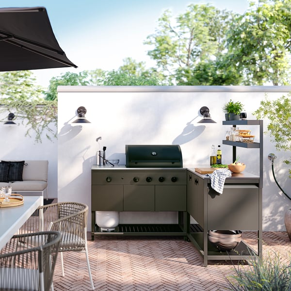 Kleine, groene BÅTSKÄR buitenkeuken opstelling met planken en gasgrill. Perfect om te koken en op te bergen in een nette, georganiseerde buitenruimte.