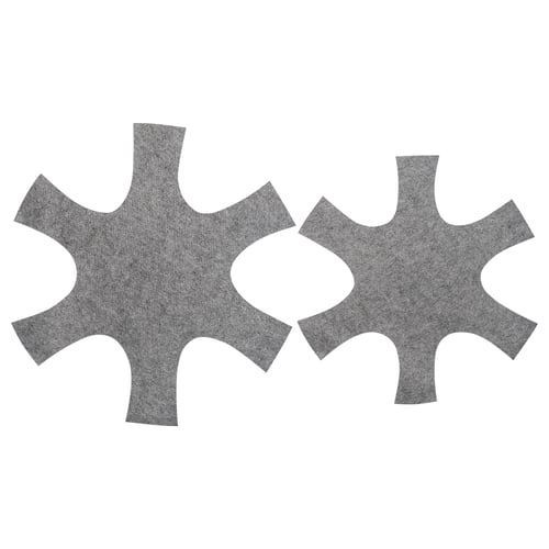Twee grijze viltvormen, ontworpen om in elkaar te passen, voor het beschermen van pannen.