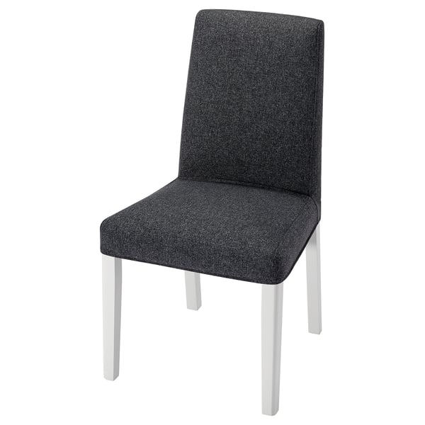 Een zwart gestoffeerde BERGMUND-stoel met een modern ontwerp, met een vierkante rugleuning en metalen poten, perfect om te dineren.