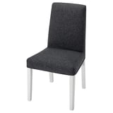 Een moderne, donkergrijze, gestoffeerde stoel genaamd BERGMUND met een bekleding van gerecycled polyester en witte metalen poten.