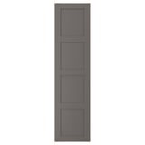 Afbeelding toont een hoge, verticale grijze BERGSBO-deur met vier vierkante panelen, scharnierend met een strakke, moderne, semi-matte afwerking.