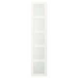 Een witte BERGSBO deur met vier matglazen panelen in een vierkant, modern design.