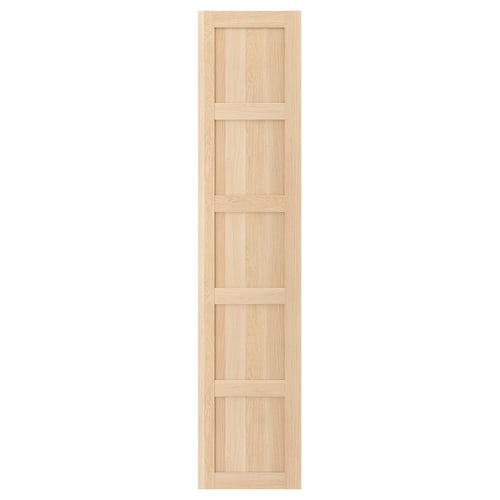 Een BERGSBO houten kastdeur in een lichte kleur, met een klassiek ontwerp met vier panelen. Het is een lichtgekleurde houten deur met een vierkante, moderne uitstraling.