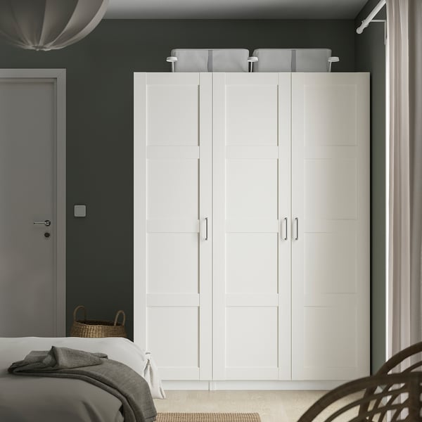 BERGSBO kledingkast. Lang, wit, modern tegen donkere muur.