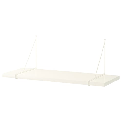 Witte wandplank met schuine metalen beugels.