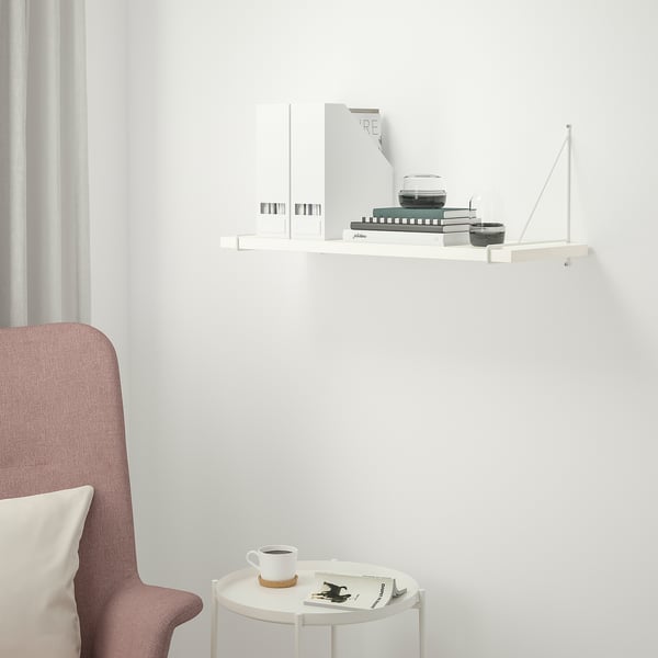 Minimalistische plank & tafelopstelling met decor.