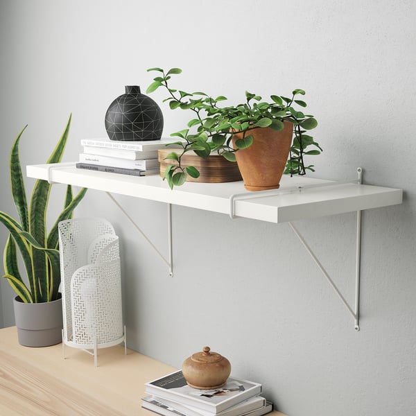Witte wandplank met afgeschuinde rand voor boeken, planten en decoratie. Ondersteunt tot 10 kg gelijkmatig verdeeld.