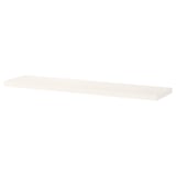 Een witte wandplank, BERGSHULT, rechthoekig van vorm met een afgeschuinde rand.
