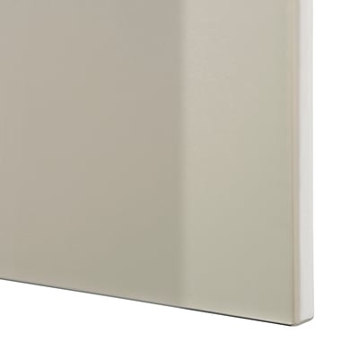 Gladde, witte kasthoek met strakke, moderne randdetails.