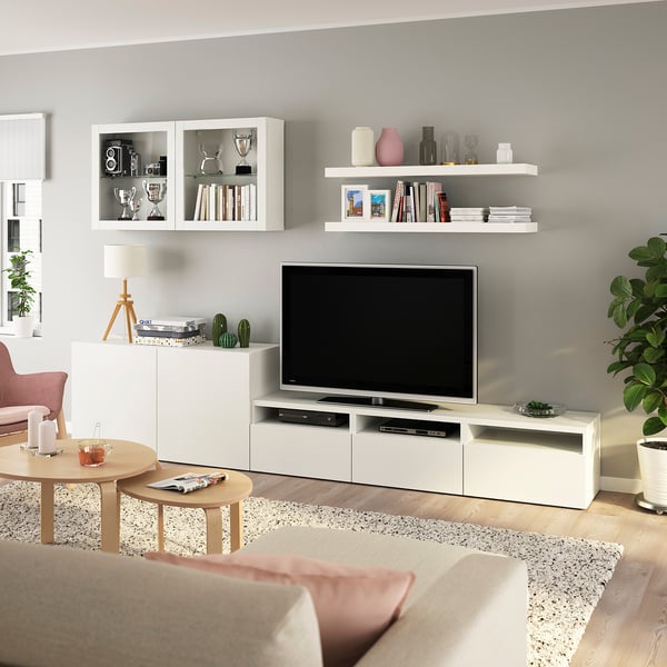 Moderne woonkamer met BESTÅ tv-meubel, planken, beige bank, salontafel, minimalistisch.