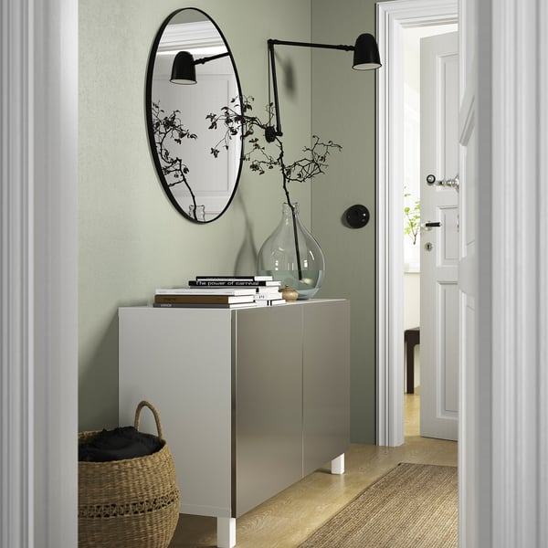 Moderne entree met wit BESTÅ dressoir, spiegel, mand, soft-close deuren.