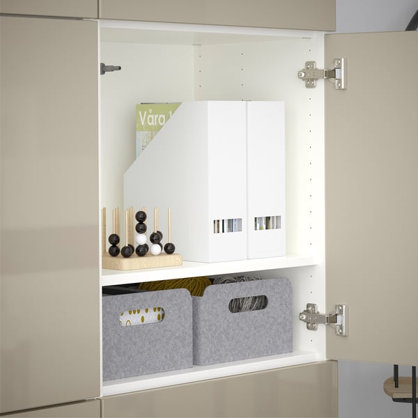 Open opbergkast met verstelbare planken en verdelers, met opbergbakken en decoratieve artikelen.