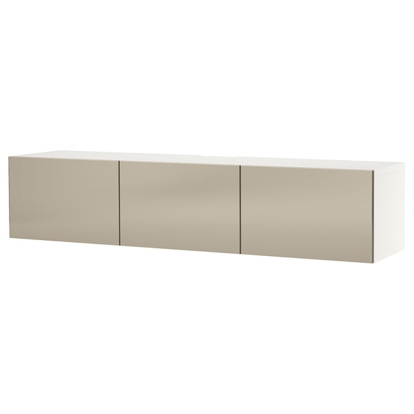 Een wit BESTÅ tv-meubel met beige deuren, met een rechthoekige vorm en een strak design. Het heeft verstelbare planken en kabelbeheer.