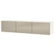 Een wit BESTÅ tv-meubel met beige deuren, met een rechthoekige vorm en een strak design. Het heeft verstelbare planken en kabelbeheer.