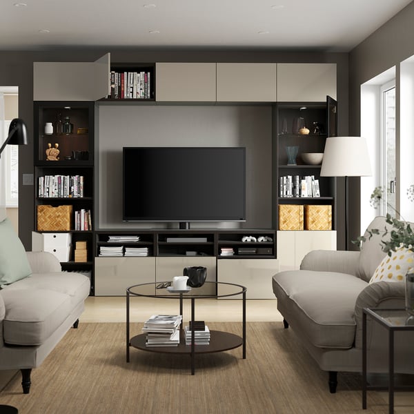Moderne woonkamer met BESTÅ tv-meubel. Inclusief verstelbare planken, kabeluitgangen, zachtsluitende lades en wandkasten.