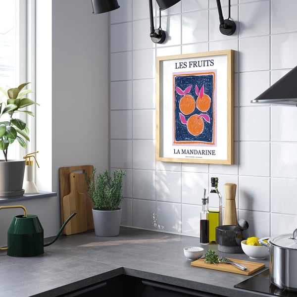 Moderne keuken met oranje poster boven aanrecht.