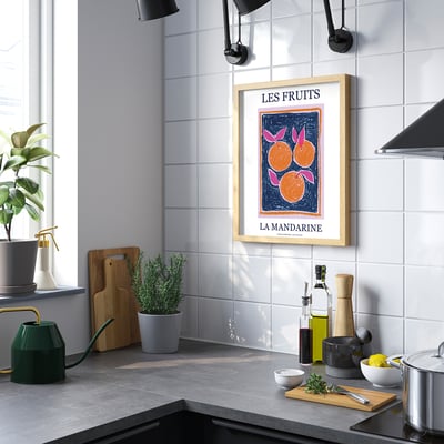 Moderne keuken met oranje poster boven aanrecht.