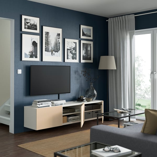 Moderne woonkamer: donkere muren, houten tv-meubel, grijze bank, glazen salontafel.