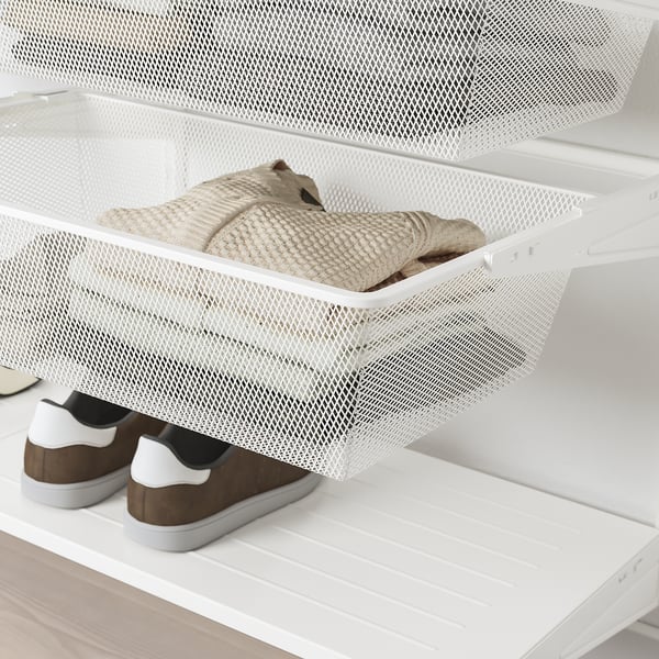Witte opberglade van gaas, onderdeel van het BOAXEL-systeem, voor opgevouwen kleding. De uittrekbare voor gemakkelijke toegang.