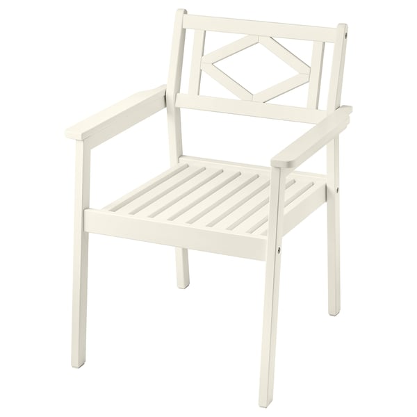 Een BONDHOLMEN witte houten stoel met armleuningen. Het heeft een ruitvormig rugontwerp en lattenbodem.