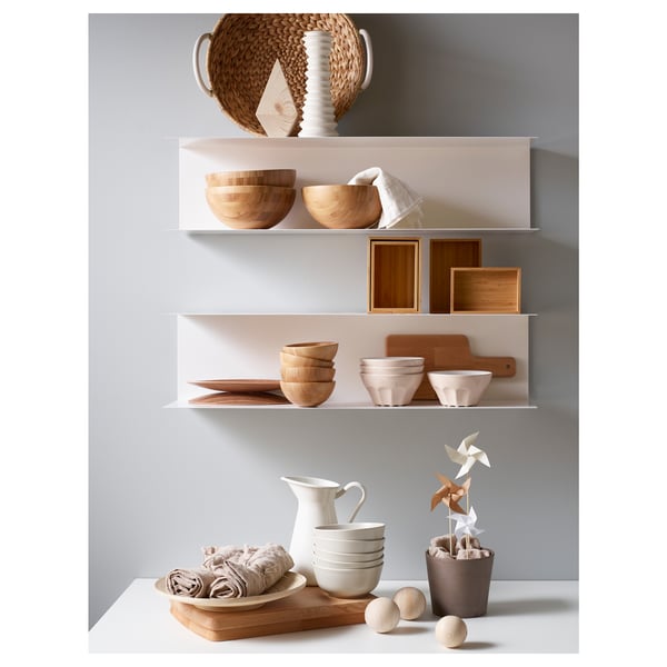 Moderne keukenvitrine met witte planken, houten kommen en containers, met een minimalistisch design.