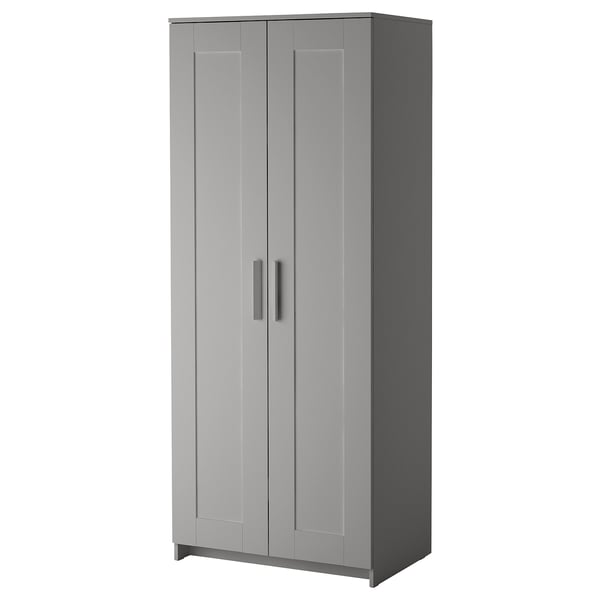 Een lichtgrijze IKEA BRIMNES kledingkast met dubbele deuren. Het heeft een strak, modern ontwerp met twee handgrepen, ideaal voor compacte ruimtes.