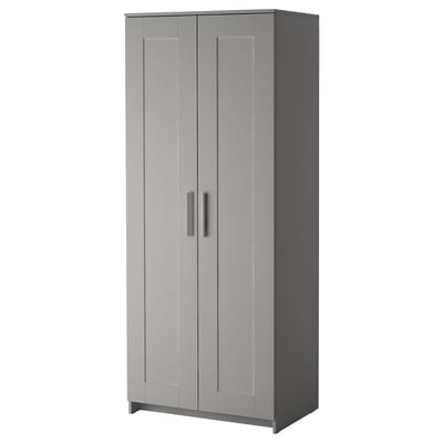 Een lichtgrijze IKEA BRIMNES kledingkast met dubbele deuren. Het heeft een strak, modern ontwerp met twee handgrepen, ideaal voor compacte ruimtes.