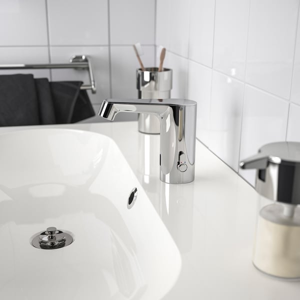 Moderne badkamer met BROGRUND mengkraan met bewegingssensor in chroom en witte spoelbak.