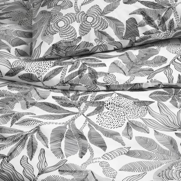 Het grijze dekbedovertrek met ingewikkeld zwart bloemenpatroon ziet er fris, glad en van hoge kwaliteit uit.