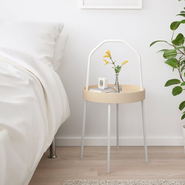 Witte BURVIK bijzettafel met berkenhouten blad, handvat en bloemen.