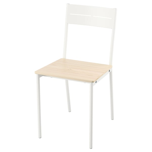 Een witte buslatt stoel. Hij heeft een metalen frame met een gekantelde rugleuning en houten zitting. Het ontwerp is modern en minimalistisch, ideaal voor kleine ruimtes.