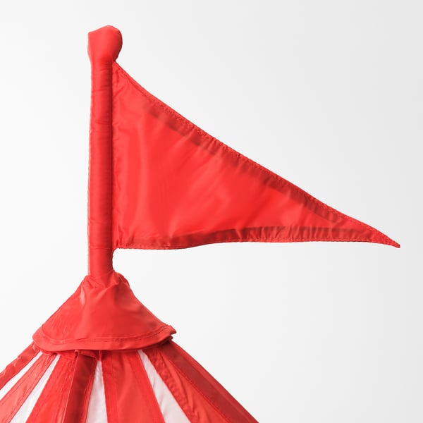 Felrode tent met puntige top en driehoekige vlag, tegen een effen witte achtergrond.