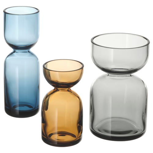 Drie gekleurde glazen vazen: blauw, amber, grijs. Perfect voor bloemen of planten.