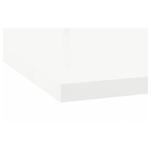 Strak, modern aanrechtblad in de keuken met strakke randen, met een smetteloos wit laminaatoppervlak, klaar voor maatwerk.