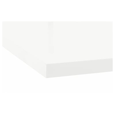 Op maat gemaakt wit keukenblad, met strakke randen, glad oppervlak en stoer design.