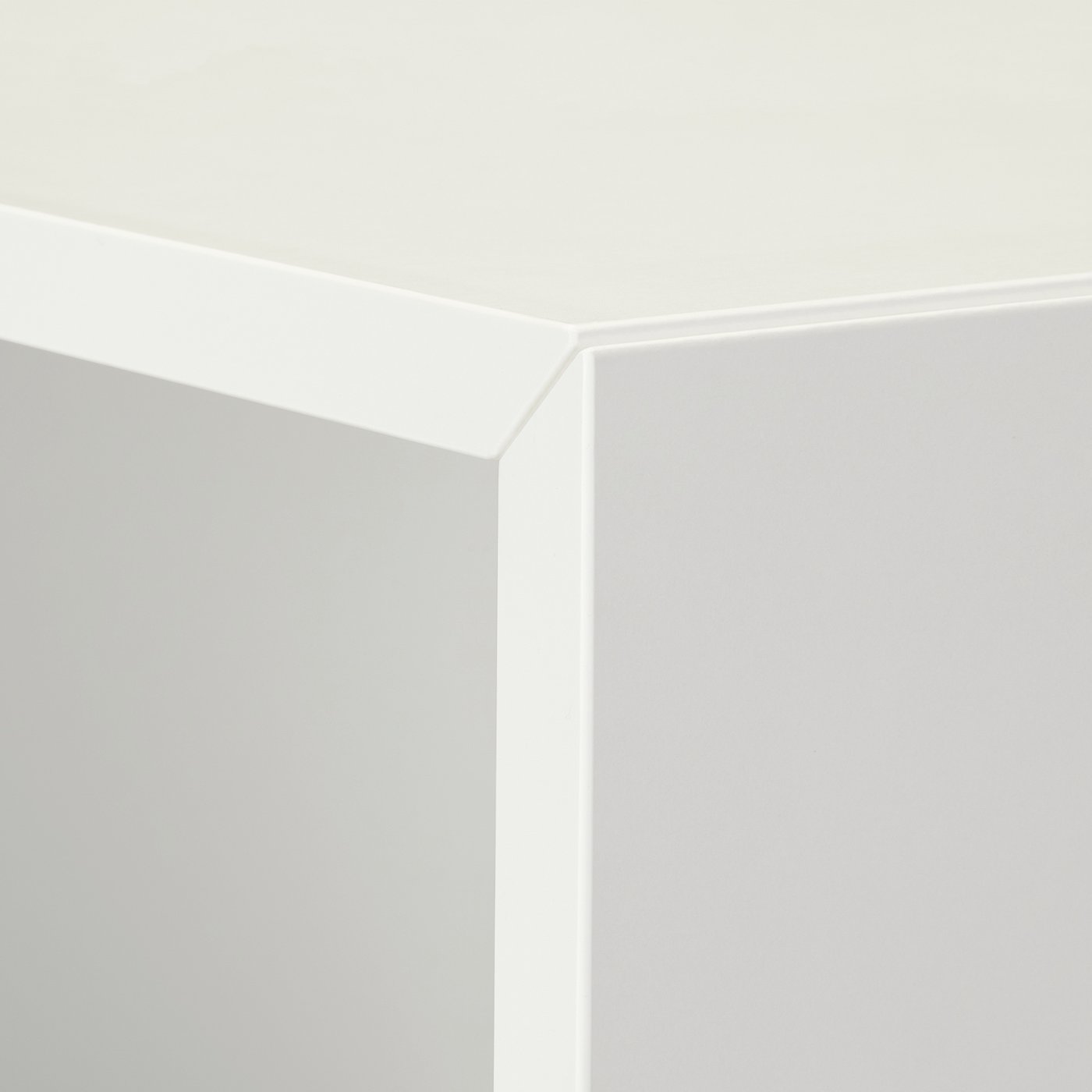 Witte kasthoek met gladde afwerking. Strak, modern ontwerp.